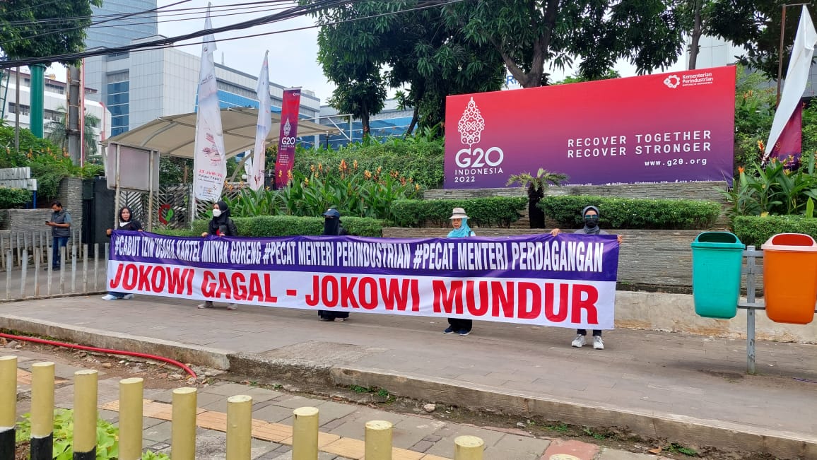 Nicho_Silalahi's tweet photo. Suara Rakyat Untuk Mendesak "Jokowi Mundur" Akan Terus Mendengung Hingga Kepelosok Desa.

Sejuta Kalipun Reshuffle Kabinet Tidak Akan Ada Gunanya Jika Presiden Tidak Di Reshuffle. 

Sebab Solusi Bagi Bangsa Ini Hanyalah "Jokowi Mundur dan PT Harus 0%".

Yang Setuju Retweet aja.✊ https://t.co/PaQbWQfXSv