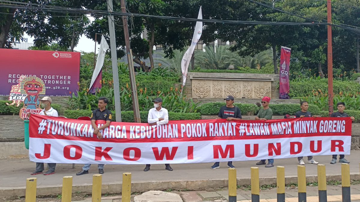 Nicho_Silalahi's tweet photo. Suara Rakyat Untuk Mendesak "Jokowi Mundur" Akan Terus Mendengung Hingga Kepelosok Desa.

Sejuta Kalipun Reshuffle Kabinet Tidak Akan Ada Gunanya Jika Presiden Tidak Di Reshuffle. 

Sebab Solusi Bagi Bangsa Ini Hanyalah "Jokowi Mundur dan PT Harus 0%".

Yang Setuju Retweet aja.✊ https://t.co/PaQbWQfXSv