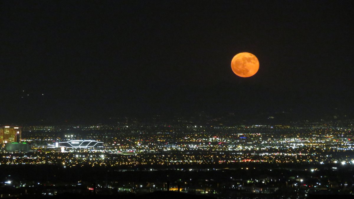 KevinJanison's tweet photo. The June Super Moon rises over Las Vegas just minutes ago.  #FullMoon #supermoon #StrawberryMoon #Vegas #LasVegas https://t.co/qjJfY7PbBx