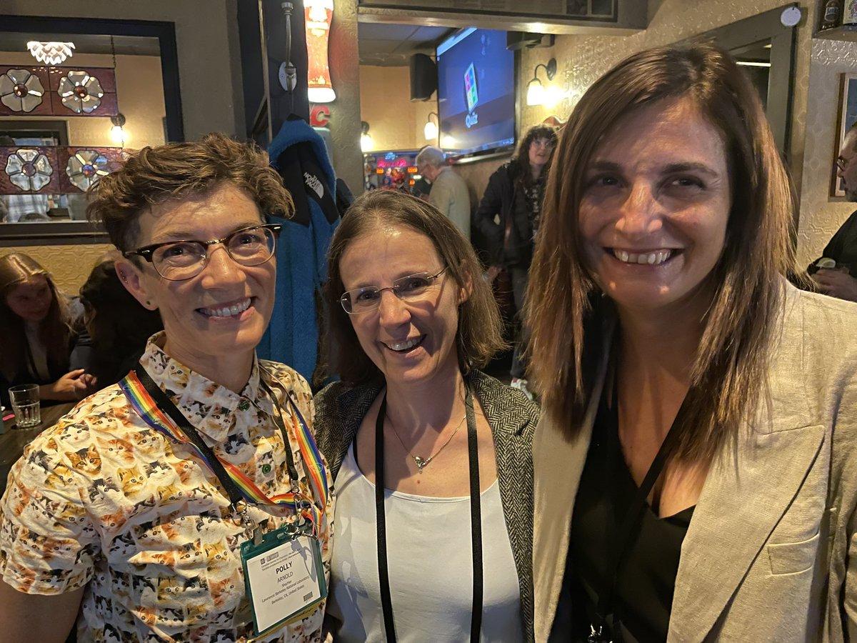 Lucky to be flanked by great women in Inorganic Chemistry! #CCCE2022 #CSC2022 @ProfArno  @EvaHeviaGroup