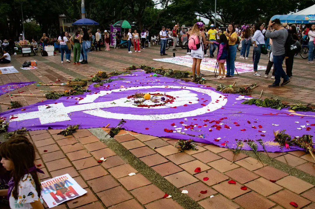 No somos veinte, somos legiones
Seremos más, miles más, miles más más más 
Hombro con hombro, unas con otras
Esto es la sonoridad. 🎶✊🏽♀️

<a href="/franciamarquezm/">Francia Márquez Mina</a>

#ElCambioEsConLasMujeres #VicepresidentaFrancia