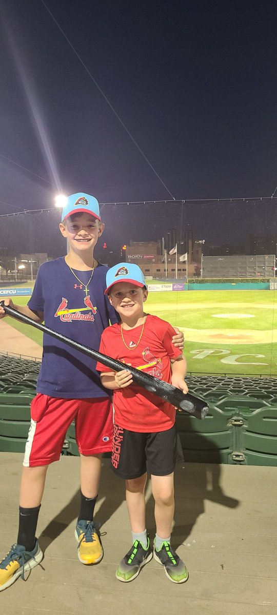 StlGatty's tweet photo. Thanks #20 LJ and @peoriachiefs for a fun night. My boys had a blast. https://t.co/9be1Ui25Cc
