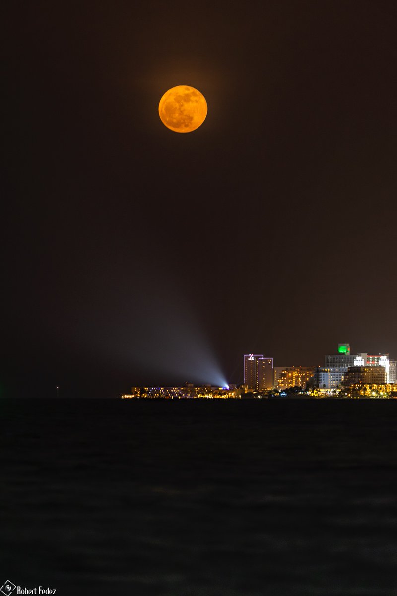 Super Luna de Junio sobre la zona hotelera de Cancun
Junio 14, 2022
#felizmartes 
<a href="/webcamsdemexico/">Webcams de México</a>  <a href="/PlanetarioCun/">Ka'Yok' Planetario de Cancún</a>  <a href="/VivoEnCancun/">Vivo en Cancún 🏖️</a> <a href="/apod/">Astronomy Picture of the Day</a>