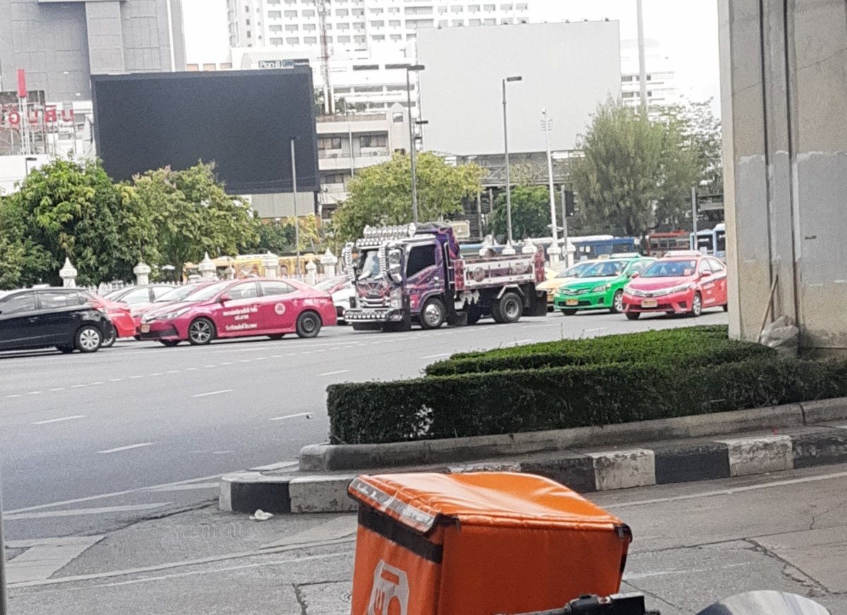 mikeynmango's tweet photo. May I please borrow a ..... mirror or maybe a michelin man. BKK victory monument https://t.co/AA2T4L1MQa