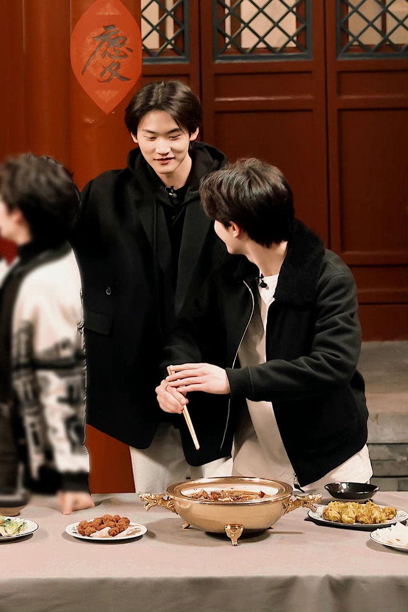 jaxohhiizz's tweet photo. สถานการณ์ยังไงนะ? "หม้อนี้ของแพท แดนอย่าแย่ง!" *เอาแขนกัน* ใช่มะ 555555555554 https://t.co/MVvALXFezH