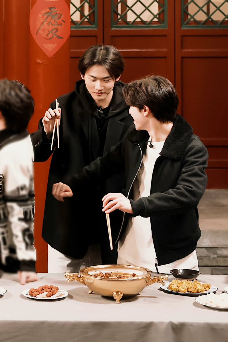 jaxohhiizz's tweet photo. สถานการณ์ยังไงนะ? "หม้อนี้ของแพท แดนอย่าแย่ง!" *เอาแขนกัน* ใช่มะ 555555555554 https://t.co/MVvALXFezH