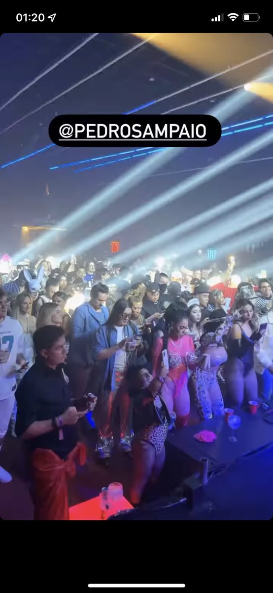 Se eu tô na festa da <a href="/rafauccman/">Rafa Uccman</a> ia tá morrendo de dançar e beber, o povo parece q está lá so pra ganhar seguidor, do q pra se divertir 🤦🏻‍♀️ Geral no cel 🤷🏼‍♀️