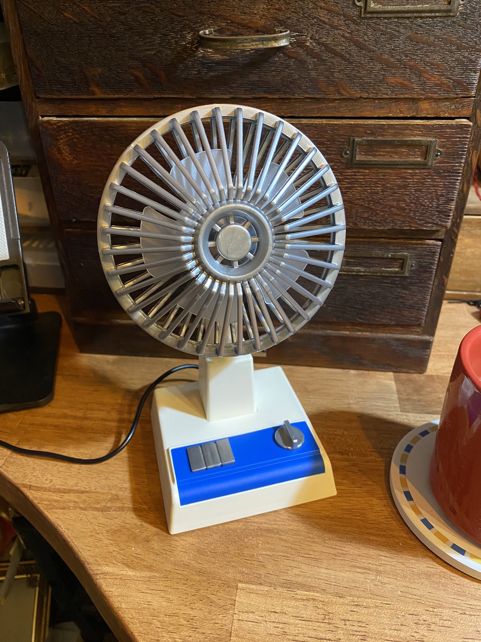 Kemuri装飾店 ダイソーに昭和レトロなミニ卓上扇風機があってつい買ってしまった ちゃちぃ おもちゃ感すごい めっちゃ可愛いけどちゃちぃ 作業場に合うこと合うこと T Co Xahtmqbthl Twitter