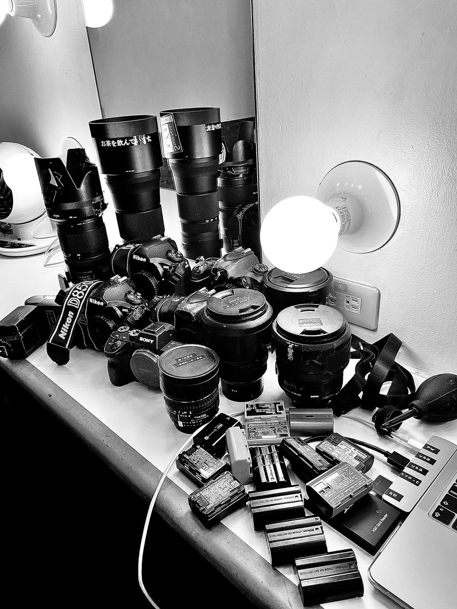 musicmagic3923's tweet photo. 【募集】
結構、急遽で決まる現場だったり
現場重なって行けない仕事もあったりするんですが

その度に代わりカメラお願いする事も多いので
代打でも！っていうカメラマンさんだったり

仲良くしてくれるライブカメラマンさんいらっしゃいましたら
是非ともご連絡頂けたらありがたいです！
#ライブ写真 https://t.co/P9qWbCouvL