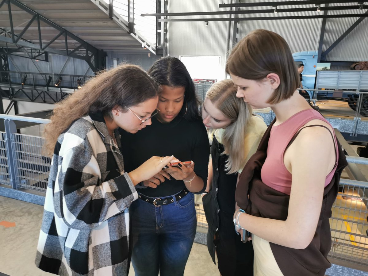 Isabelbb974's tweet photo. Une matinée de🕵️jeux de piste au #MuséeStellaMatutina avec notre classe partenaire autrichienne @diemaroltinger. Projet #Erasmus+ Triple-E avec le Lycée Saint-Exupéry, Les Avirons. https://t.co/Telf5kbGPM