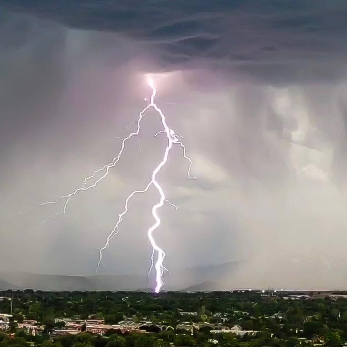 SLCScanner's tweet photo. #OTD2020 #Lightning #SaltLakeCity #Utah #utwx https://t.co/Fe0eJwvlji