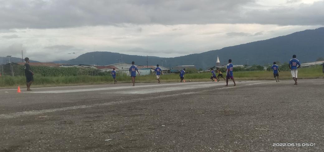 bintang_lehim's tweet photo. Latihan sepakbola usia dini di kabupaten Dogiyai https://t.co/9ZKt5TqS0t
