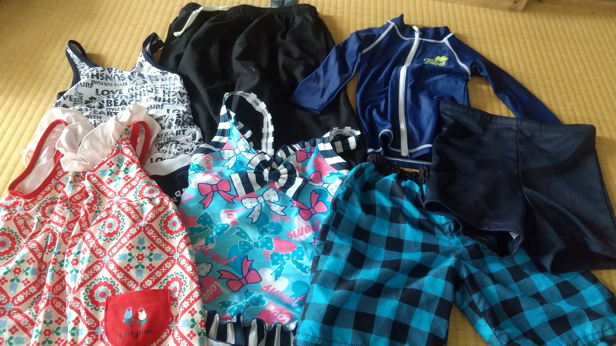 asobi_ba_'s tweet photo. ≪夏のこども服あります🌞≫
赤ちゃんから160までお下がりがたくさん集まっています👕 
水着やサンダル、甚平もありますよー！
あそびーばーが空いている時間なら自由に見ることができます
いくつでももらって🆗✨
お気軽にどうぞ☺️ https://t.co/MW5FhbWrIC