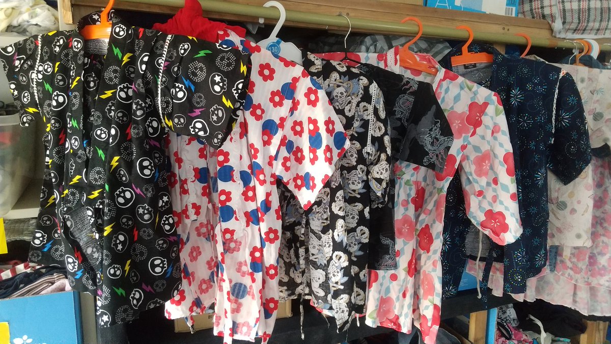 asobi_ba_'s tweet photo. ≪夏のこども服あります🌞≫
赤ちゃんから160までお下がりがたくさん集まっています👕 
水着やサンダル、甚平もありますよー！
あそびーばーが空いている時間なら自由に見ることができます
いくつでももらって🆗✨
お気軽にどうぞ☺️ https://t.co/MW5FhbWrIC