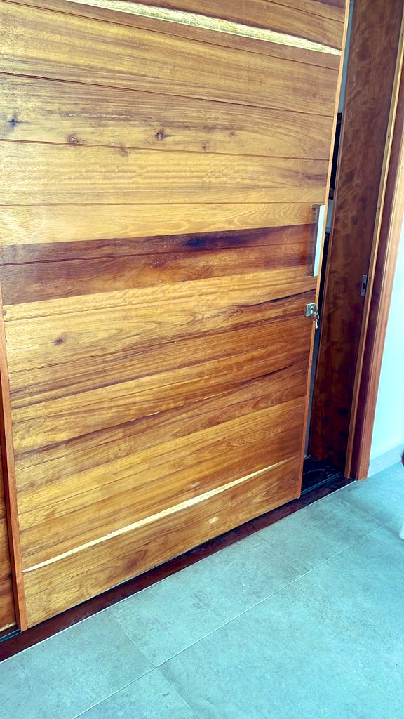 lamano243's tweet photo. Vous rêvez d’une porte avec une finition impeccable? Pas de problème. Une seule adresse=> @lamano243  « Le bois, c’est nous » #RDC 🇨🇩 https://t.co/HkOFNhZoC2