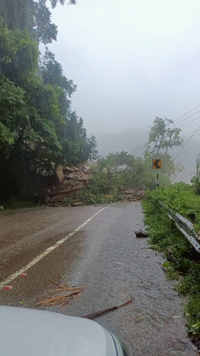 silcharNOW's tweet photo. Info. via @MeghalayaPolice:

Landslide on NH06 near Sonapur.

Another  landslide has occured on NH06 near Sonapur village in Meghalaya this morning. Commuters passing through this route are advised  to drive cautiously n to be patient as efforts are already on  to clear the same. https://t.co/ogWrCA3f8v