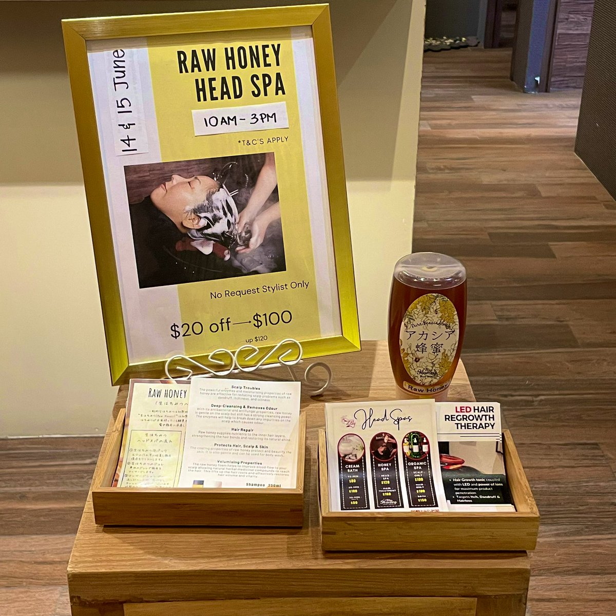 barber25sg's tweet photo. 📣店頭で行っているプロモをこっそり宣伝🤫！

ただいま生はちみつヘッドスパが20ドルオフのプロモ開催中🍯（本日3時まで！）
まだ若干名でしたらご案内できますので、お問い合わせお待ちしております🎶

※担当者の指名はできません
※予約状況によって、個室でのご案内ができない場合がございます。 https://t.co/NgvYYSlzmv