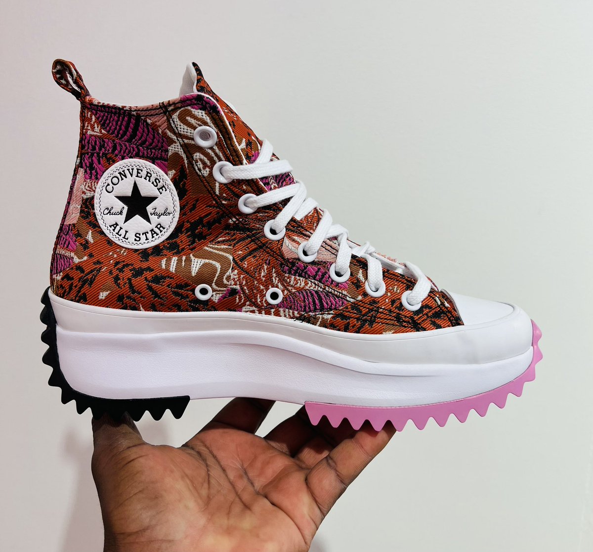 UrbanSoulStores's tweet photo. Ladies don’t let winter ruin your sneaker game !!
#Converseonestar
#Urbansoulastores https://t.co/8a2fUphPrI