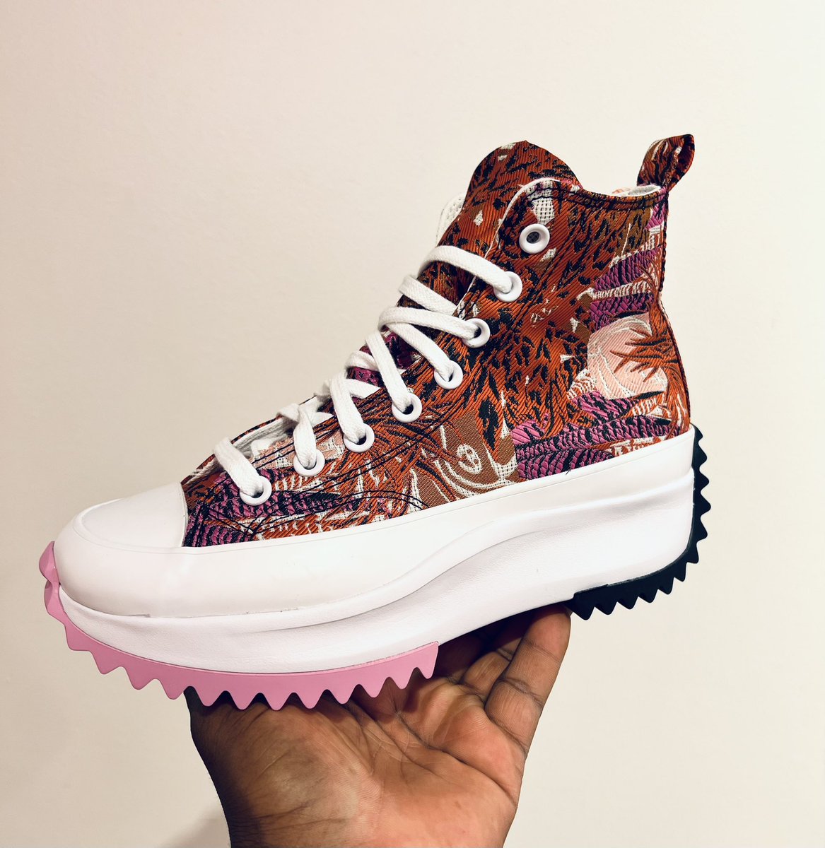 UrbanSoulStores's tweet photo. Ladies don’t let winter ruin your sneaker game !!
#Converseonestar
#Urbansoulastores https://t.co/8a2fUphPrI