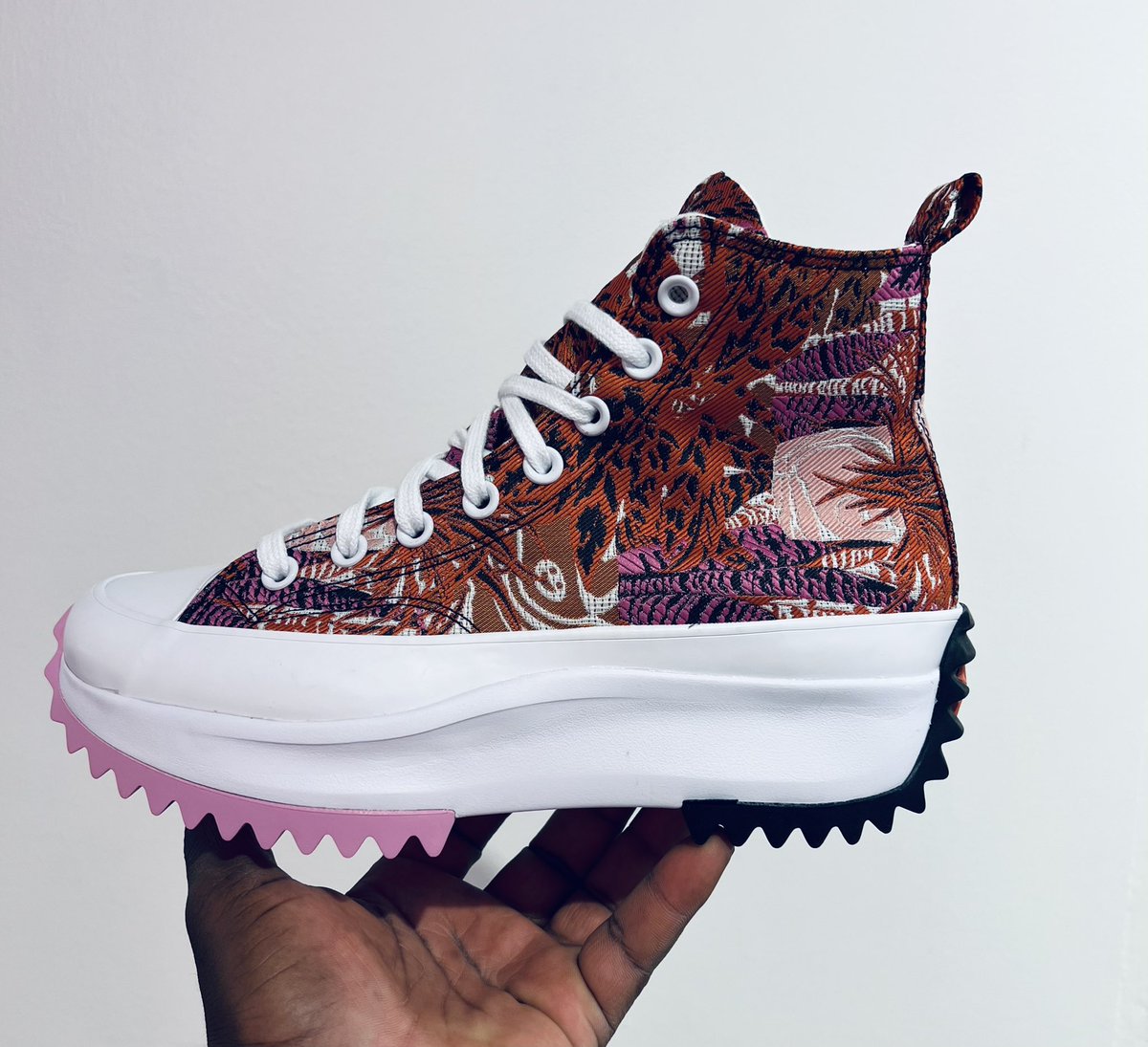 UrbanSoulStores's tweet photo. Ladies don’t let winter ruin your sneaker game !!
#Converseonestar
#Urbansoulastores https://t.co/8a2fUphPrI