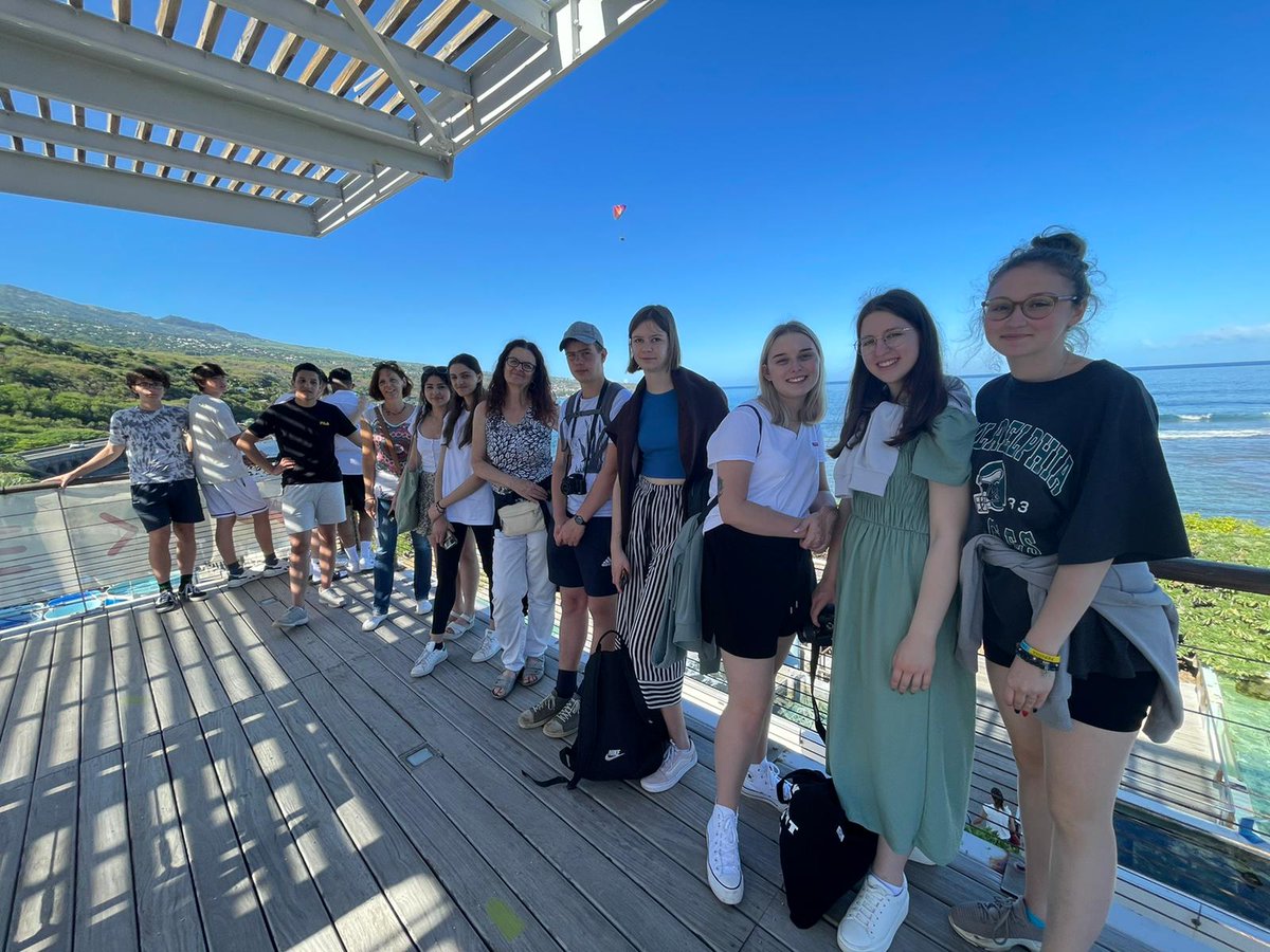 Isabelbb974's tweet photo. Projet #Erasmus+ Triple-E avec le Lycée Saint-Exupéry, Les Avirons. 
Notre classe partenaire autrichienne @diemaroltinger visite #Kélonia, l'observatoire des tortues marines à Saint-Leu pour la sensibilisation à l'environnement. https://t.co/R52MErpTaC