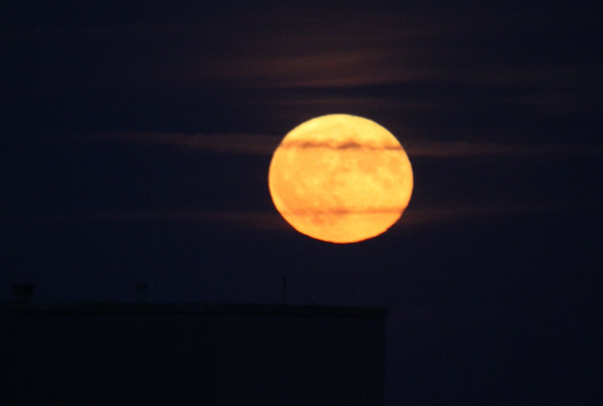 Der Vollmond im Juni wird übrigens #Honigmond genannt - wegen der Farbe. #Supermond