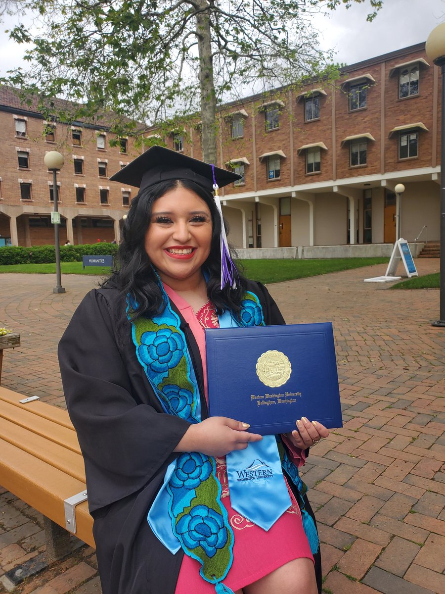 _ixtlixochitl's tweet image. anyways, here are my grad pics! a pink cap and gown is what happens when your college within your University let's you wear whatever you want to their ceremony and you're a material girl ✨️✨️✨️✨️ #undocugrad