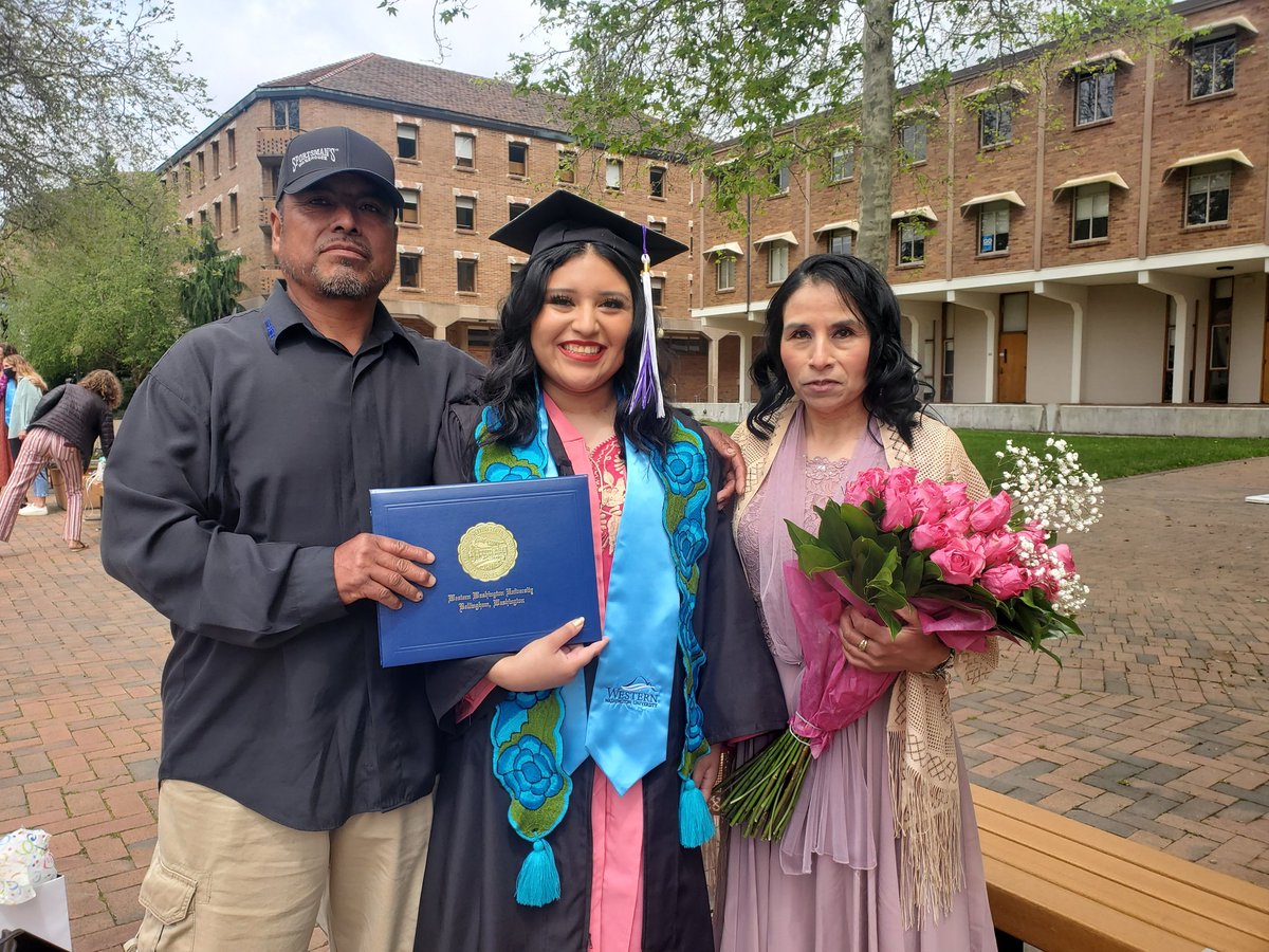 _ixtlixochitl's tweet image. anyways, here are my grad pics! a pink cap and gown is what happens when your college within your University let's you wear whatever you want to their ceremony and you're a material girl ✨️✨️✨️✨️ #undocugrad