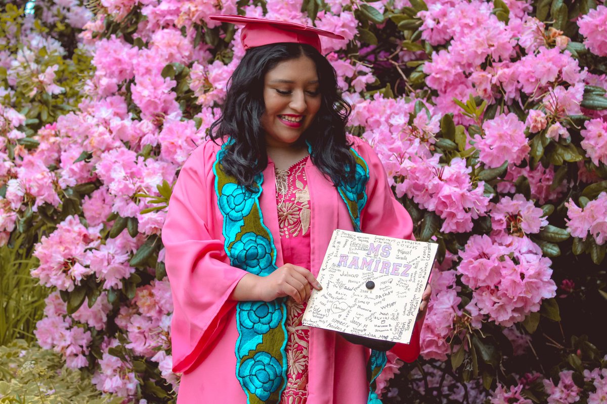 _ixtlixochitl's tweet image. anyways, here are my grad pics! a pink cap and gown is what happens when your college within your University let's you wear whatever you want to their ceremony and you're a material girl ✨️✨️✨️✨️ #undocugrad