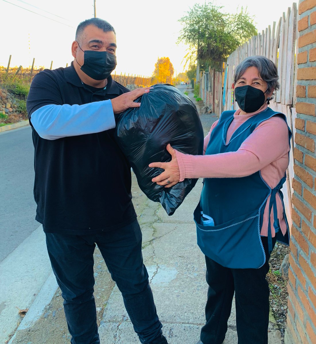 tatanpadilla_'s tweet photo. Por supuesto seguiremos con la campaña #InviernoSolidario destacando humildemente aquellos vecinos(as) que aportan el granito de amor a esta causa. Con una foto, con una sonrisa, con un abrazo, con todos los reconocimientos por que se merecen todo mi respeto. https://t.co/bZ5OliDKeI