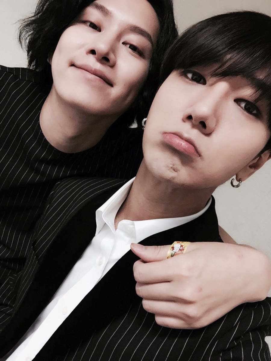 sapphirecloud1's tweet photo. Thank you, Heechul and Yesung, for always prioritizing Super Junior over yourselves. Thank you for your selflessness, loyalty, and sacrifices. We sincerely wish that you two stop sacrificing your own health for SJ. I'm sure the members and ELF don't want that 😭

#희철  #예성 https://t.co/yO2pqJRZhc