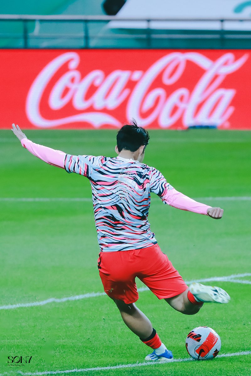 SON7_920708's tweet photo. 220614 대한민국 vs. 이집트

슛팅연습 멋지다

#손흥민 #Sonny https://t.co/VYuT5bX6e0