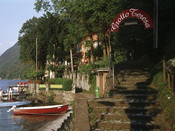 STMediaCH's tweet photo. Der Hit! Viele der gemütlichen Grotti am #Luganersee sind nur zu Fuss oder per Schiff erreichbar! 
Mit der Grotti-Tour geht es nun am Abend auf eine kulinarische Entdeckungstour mit dem Schiff! 
Von Grotto zu Grotto!
@LuganoRegion @ticinoturismo
https://t.co/JMS8aDi1FJ https://t.co/AEa3Oe4uKt