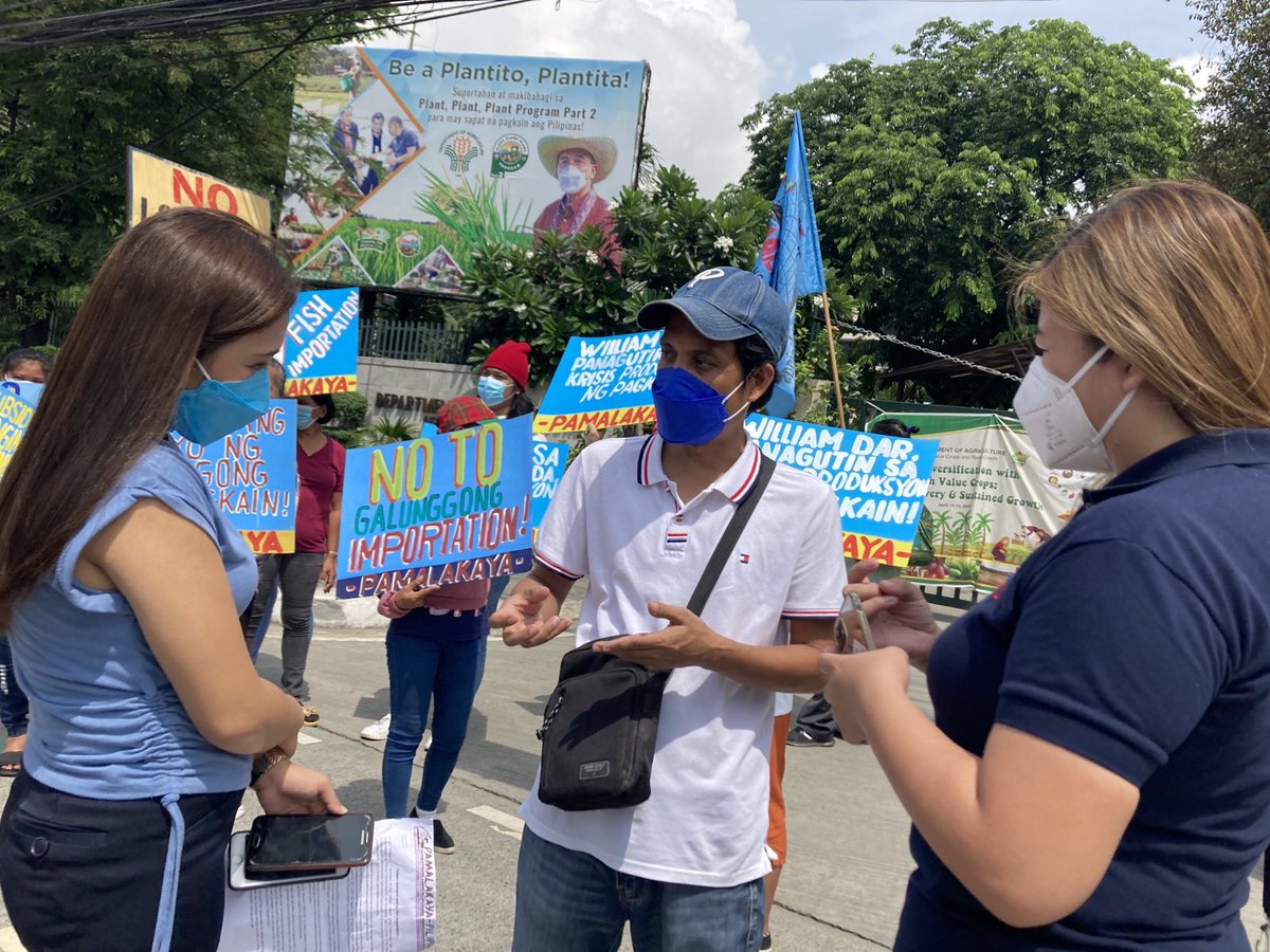 KANINA: Sumugod kami sa tanggapan ng Department of Agriculture para iprotesta ang walang tigil na importasyon ng isda.

Nanawagan din kaming palitan na si DA Secretary William Dar dahil sa kapalpakan nitong resolbahin ang krisis sa produksyon ng pagkain.
