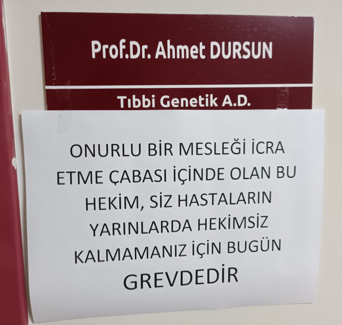 ahmet7569's tweet photo. Bugün iş bırakmak onurlu ve onurunu korumak isteyen her hekime ödevdir...#YuzbinHekimİsBırakıyor https://t.co/YhsnUtgeBg