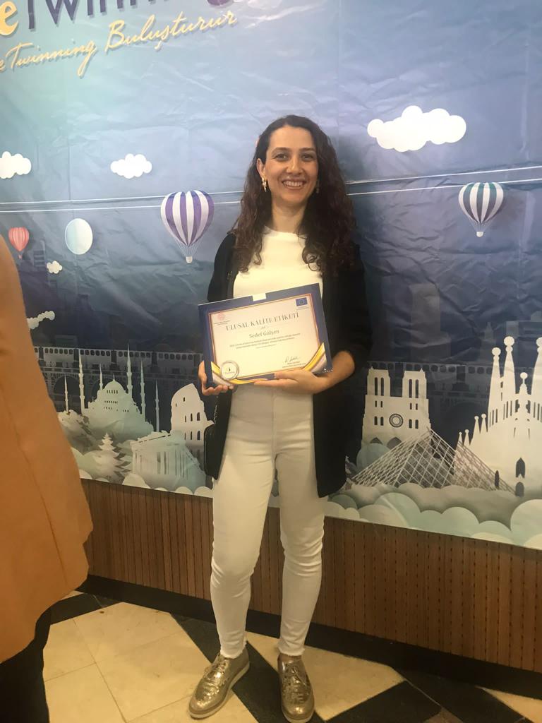 Okulumuz öğretmenlerimizden Sedef Gülşen'in yürütmüş olduğu eTwinning projesisinin Kalite Etiketi töreni <a href="/KadirIRAK5/">Kadir ÇIRAK</a> <a href="/EmineSivri5/">Emine SİVRİ ER</a> <a href="/mehmetalikatip1/">Mehmet Ali KATİPOĞLU 🇹🇷</a> <a href="/bafra_mem/">Bafra İlçe Millî Eğitim Müdürlüğü</a> <a href="/samsunmem/">Samsun İl Milli Eğitim Müdürlüğü</a> <a href="/bafrakaymakam/">Bafra Kaymakamlığı</a>