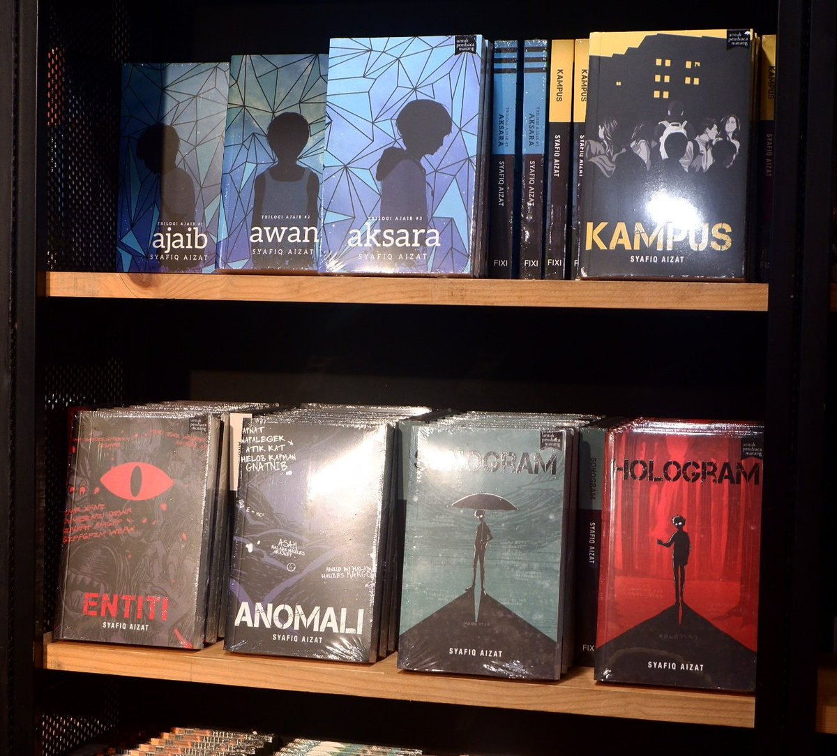 KedaiFixi's tweet photo. Ada sapitzoner ke dekat sini? Ni kami nak bagitau yang buku-buku @yo_sapit dah restock di Kedai Fixi. Stok agak terhad, dapatkan segera!
#kedaifixi
#3BukuFixiRM55
#HOLOGRAM
#SONOGRAM
#ANOMALI
#KAMPUS
#ENTITI
#TrilogiAjaib https://t.co/VvlkNbqMPi