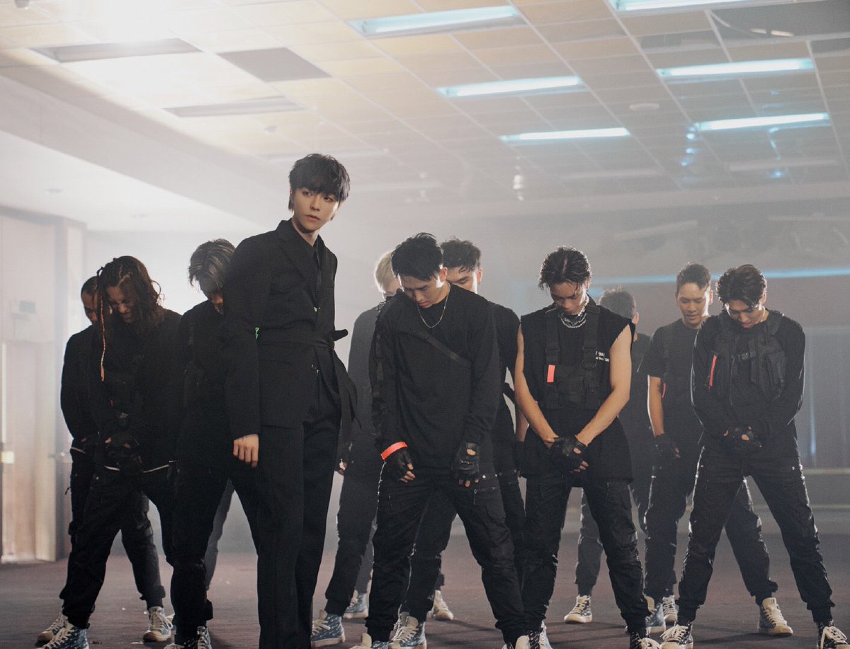 CHENLIN0NG's tweet photo. 220615 chen linong studio weibo update

reverse the future
repeat again and again

chen linong's <thunder> mv out now!

🔗 https://t.co/tvpCeRdLjA

#chenlinong #陈立农 https://t.co/ckDCEmrtsb