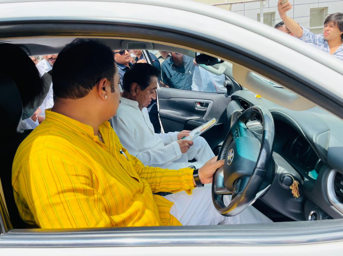INCMP's tweet photo. कमलनाथ जी इंदौर पहुंचे :

प्रदेश कांग्रेस अध्यक्ष एवं पूर्व मुख्यमंत्री कमलनाथ जी इंदौर पहुंचे, जल्दी ही कमलनाथ जी महापौर प्रत्याशी विधायक श्री संजय शुक्ला जी की नामांकन रैली में शामिल होंगे।

"सबके साथ - कमलनाथ" https://t.co/0x3UgUVsnf