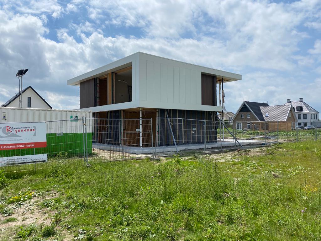 RvdBrom's tweet photo. In 2023 is de invoering nieuwe wet kwaliteitsborging voor het bouwen (WKB) gepland. In #Numansdorp is, in samenwerking met  @gemeenteHW, een villa van @Bogaerds een WKB-proefproject. Nu al ervaring opdoen met nieuwe instrumenten voor kwaliteitsborging en samenwerking. Leerzaam! https://t.co/sA5Hh1GzSn