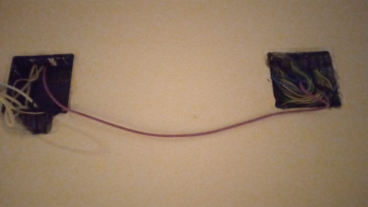 Hola buenos dias este el trabajo fino de BIOSOL Jaen , luego mas tarde colgare otras fotos , como me habeis engañado .  Ese cable morado va al  Smart Meter pero es menos complicado tirarlo por la pared  .