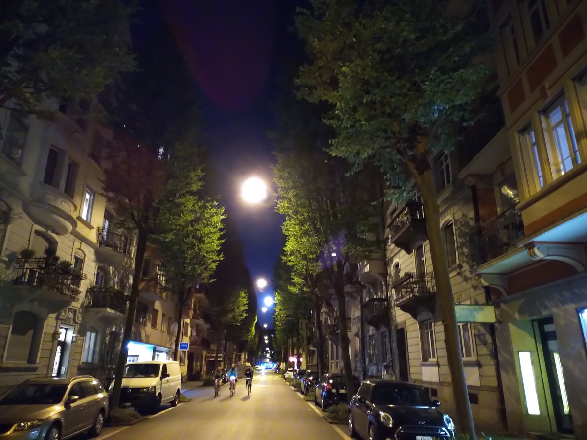 Seltenes #Verkehrsleitsystem: Einfach dem #Mond nach heimwärts
#Sommer #Nacht
#Staunen