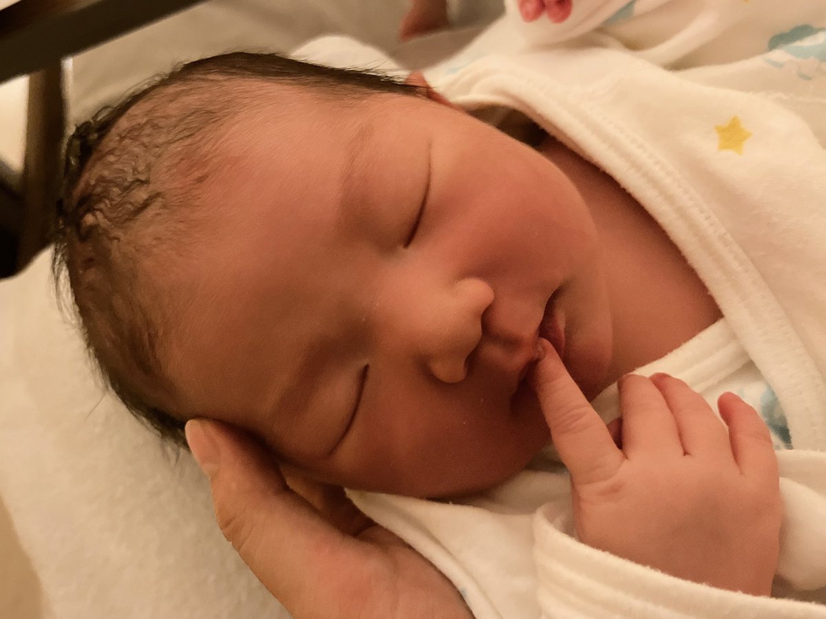 c29nk's tweet photo. 私事ですが、、この度予定日から4日遅れて6月10日に3200gの女の子爆誕しました👶❤
陣痛は痛すぎて何回か天に召されそうになりましたが母子ともに元気です！！
3人になった私たちをこれからもよろしくお願いします🫶
(当分は親バカツイートがされると思いますがご了承ください。笑) https://t.co/5dyHkX7MkQ