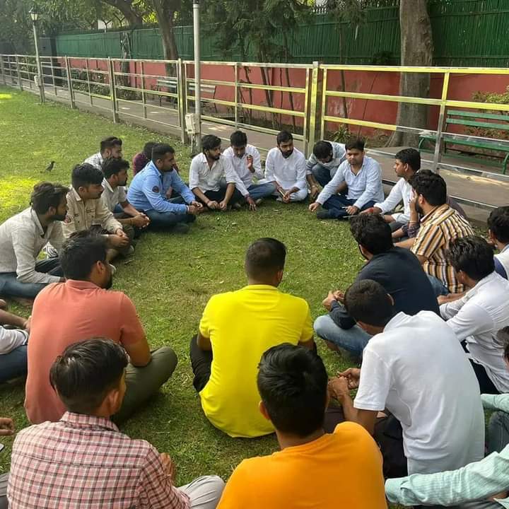 RohitRanaINC's tweet photo. AICC से सुबह 7 बजे के दृश्य
सत्याग्रह का तीसरा दिन है।

@nsui के राष्ट्रीय अध्यक्ष श्री @Neerajkundan जी के नेतृत्व में कार्यकर्ताओं के हौंसले उतने ही बुलंद है जितने अंग्रेजों से लड़ते समय थे।

संघरेजो को भी हारकर ही दम लेंगें

#राहुल_का_सत्याग्रह https://t.co/WWmnBaIvG4