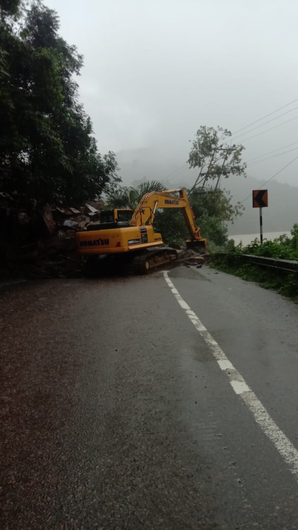 ejhpolice's tweet photo. Update on d  Landslide on NH06.

Clearing work on d landslide is Underway.The road  should be cleared very soon. We once again appeal to all drivers &amp; commuters to please bear with us n be patient. For any emergency DIAL 112.
@MeghalayaPolice @CMO_Meghalaya 
@lrbishnoiips https://t.co/CWYqLsEBUx