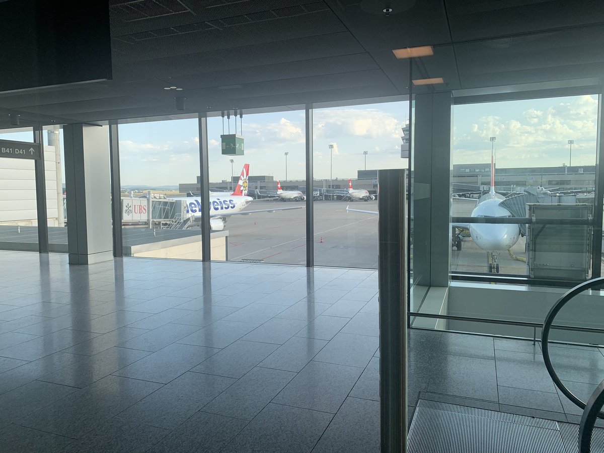 Grounding einmal anders: Wegen Flugsicherheitspanne bei <a href="/skyguide/">Skyguide</a> bleiben alle Flieger am <a href="/zrh_airport/">Zurich Airport</a> am Boden. Die Ferien in Mykonos müssen warten…😥😥😥 #zrh #airport #flughafen #zürich #zurich #skyguide #skygate