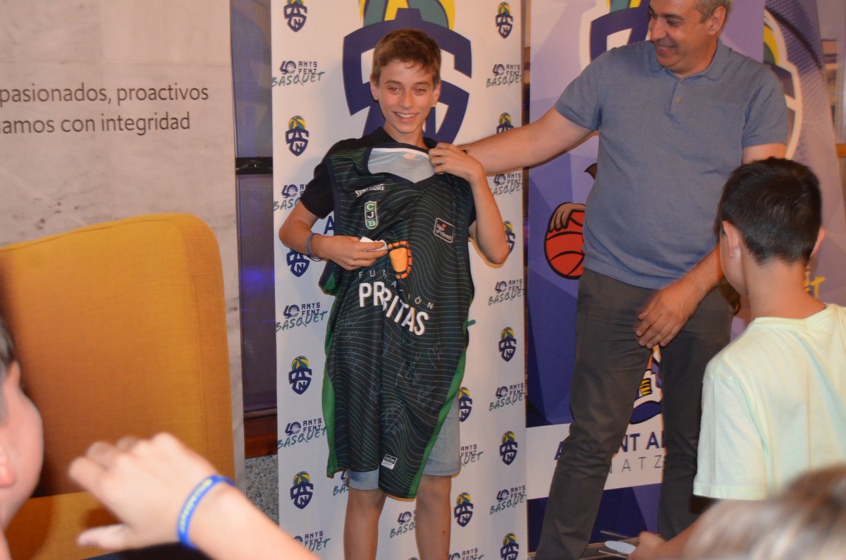 AESANTANDREUNAT's tweet photo. Un dels premis més esperats del sorteig és la samarreta de @Penya1930 signada per tots els jugadors i aquest any també en teníem una. Gràcies M.A.Forniés, un luxe poder comptar amb tu...
#40 #aniversari #femanys #socblau #socSAN #enfemení https://t.co/odu0dJx8CW