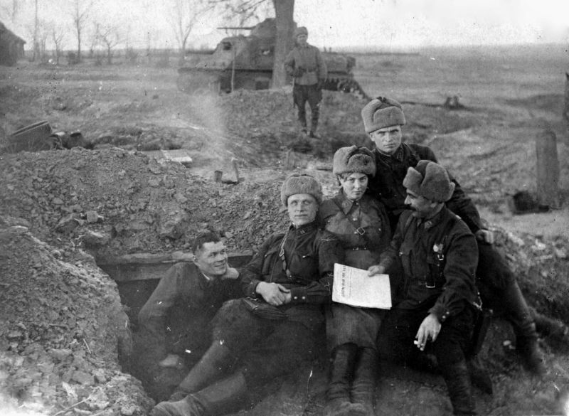 Pablo_mrz's tweet photo. Советские военнослужащие у землянки.
Позиции на Калининском фронте в 1942 году.
На заднем плане советский танк американского производства M3 «Генерал Ли», танк поврежден (по крайней мере, перебита гусеница).

Время съемки: 1942 г.
... https://t.co/ZoUr8v1uRD