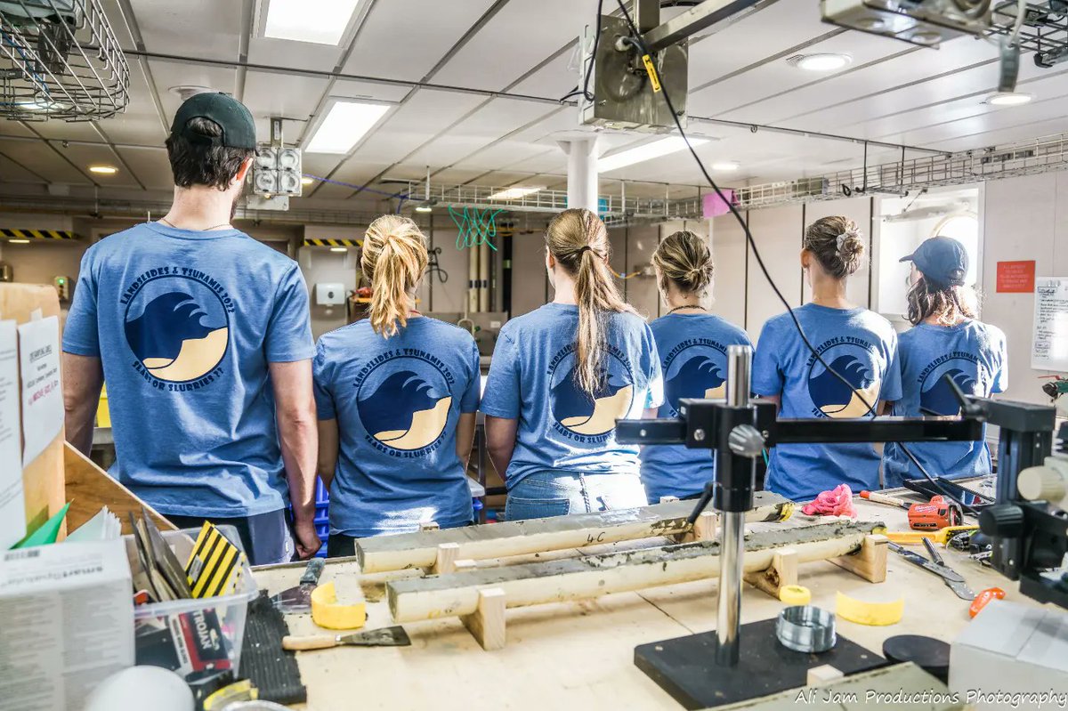 AliJamMedia's tweet photo. Mid-way through the voyage today and we've had some cracker storytelling cores come aboard! We   🤎 Mud! 🌊🚢

Feat. Chief Scientist - Tom Hubble 
 &amp; the @UON_research @Uni_Newcastle &amp; @Sydney_Uni @sydneyunigeo #marine #geology #science #team on the @CSIRO #investor https://t.co/TDuD8rPVnw