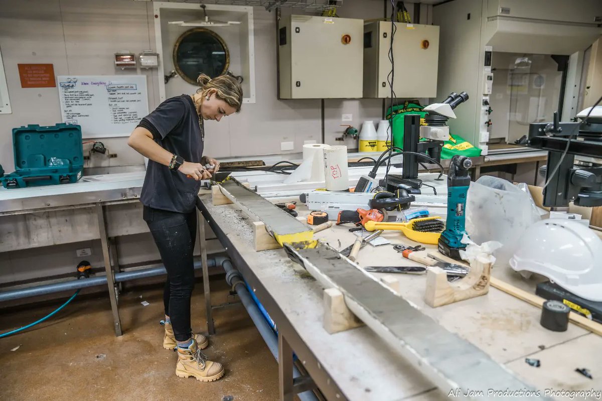 AliJamMedia's tweet photo. Mid-way through the voyage today and we've had some cracker storytelling cores come aboard! We   🤎 Mud! 🌊🚢

Feat. Chief Scientist - Tom Hubble 
 &amp; the @UON_research @Uni_Newcastle &amp; @Sydney_Uni @sydneyunigeo #marine #geology #science #team on the @CSIRO #investor https://t.co/TDuD8rPVnw